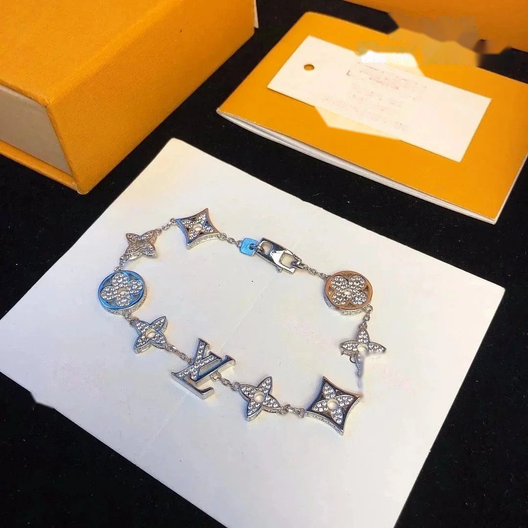 Louis Vuitton Bracelet Diamond-Set Floral M02